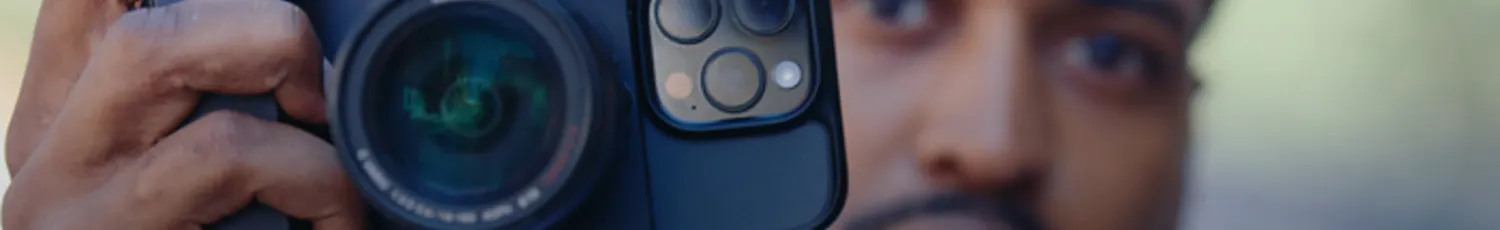 caira Caira fästs på baksidan av din iPhone. Du använder telefonens skärm som sökare och för att styra kamerafunktionerna.